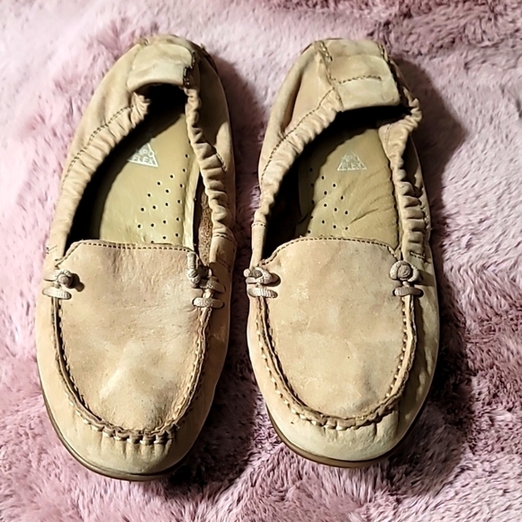 HUSH PUPPIES WOMENS  FLAT SHOES ELASTIC  AROUND  THE BACK CREAM  SIZE 7.5 - Picture 1 of 11